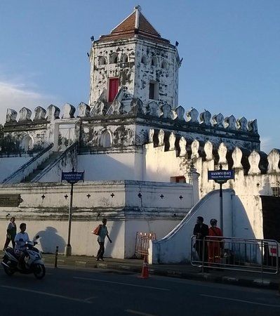 Phra Sumen Fort